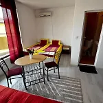 Apartment къща поморини *